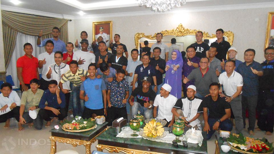 Acara halal bihalal skuat Sriwijaya FC dengan manajer, Nasrun Umar. Copyright: &copy; Effendi/INDOSPORT